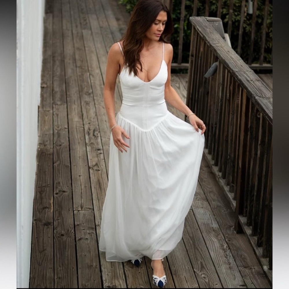 Gianni Bini
x Caelynn Bell Mary Satin Chiffon V-Neck
Sleeveless Drop Waist